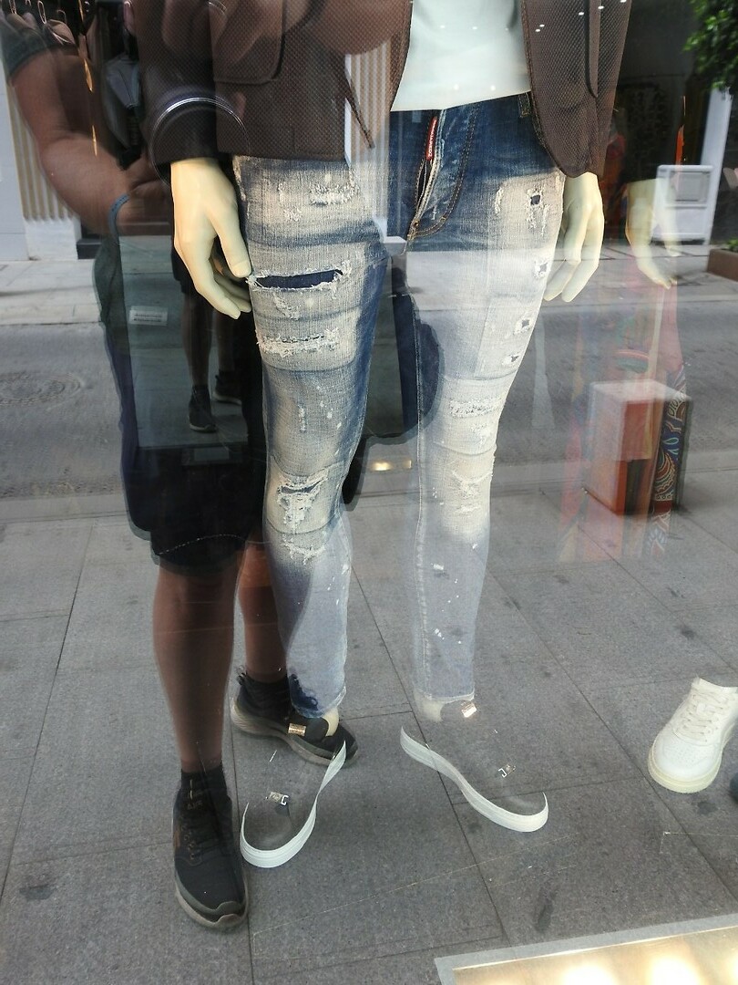 Vraagje, wat kost deze gatenkaas jeans?