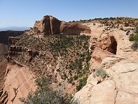 Daar rechts de Mesa Arch van de andere kant.