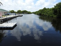 Wateractiviteiten aan de ene kant van de dam