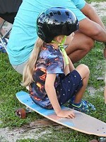 Helm, waar ga je met dat meisje naartoe?
