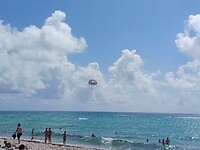 Parasailing boven Miami Beach. Geef me dan maar een skydive
