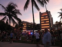 Schemer, lampjes aan, meer sfeer aan Ocean Drive