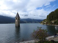 De kerktoren in het Lago di Resia