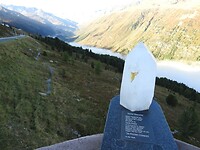Geschonken kristal bovenop de Timmelsjoch