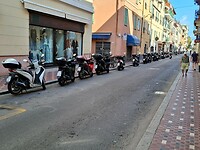 Veel gezien straatbeeld, zóóóóó veel scooters
