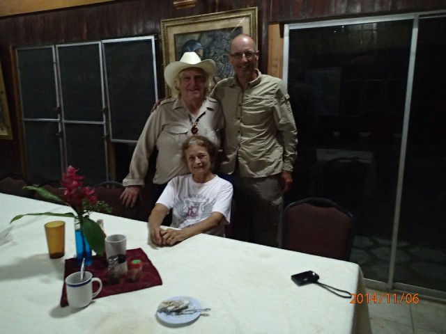 Samen met de fam. Carr op de foto (van de Banana Bank Inn bij Belmopan)