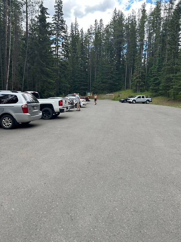 The parkinglot, just at the start of the GDMBR in the back of the picture