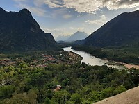 Wandeling, uitzicht punt en grot in Ban Muang Ngoi