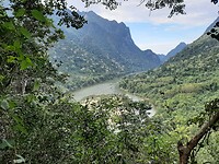 Wandeling, uitzicht punt en grot in Ban Muang Ngoi