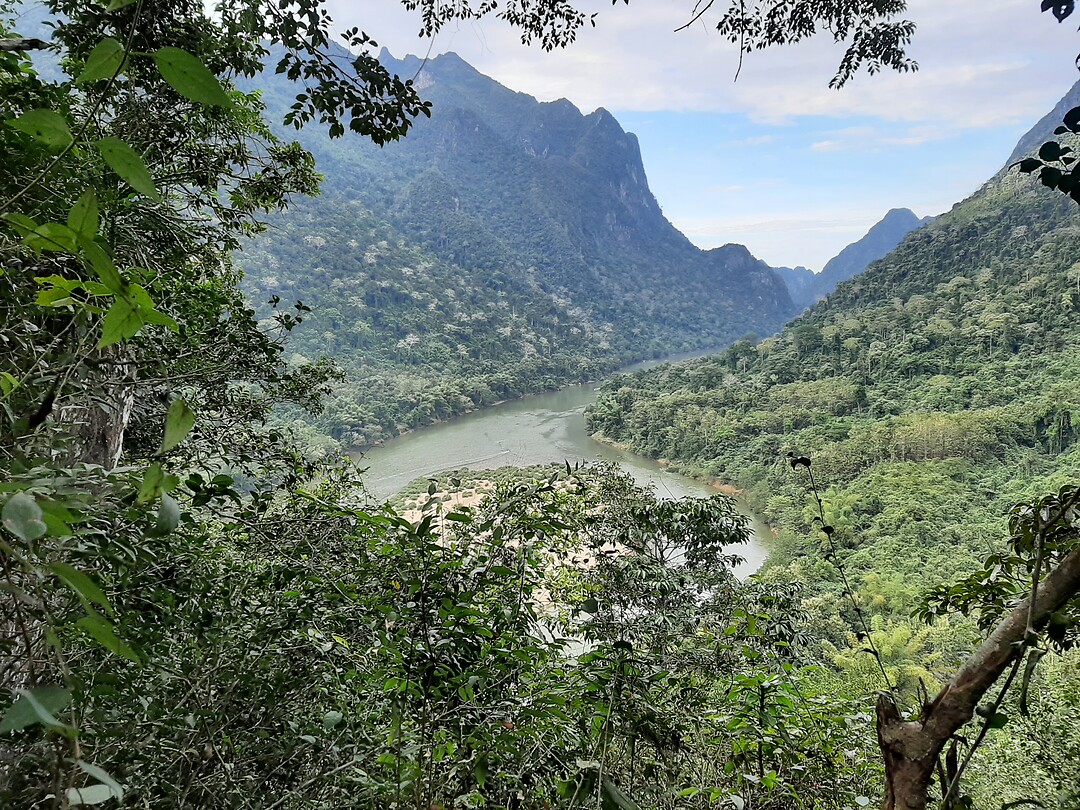 Wandeling, uitzicht punt en grot in Ban Muang Ngoi