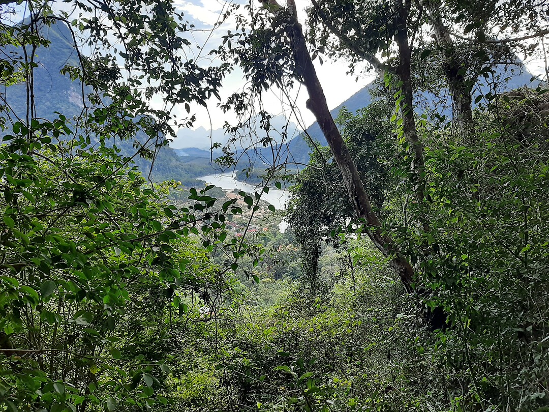 Wandeling, uitzicht punt en grot in Ban Muang Ngoi