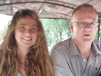 In shaky tuktuk met Hein