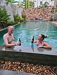 Biertje in zwembad, na hele dag tempels bekijken