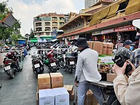 Scooters vol bepakt bij de markt