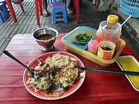 Noodles with cabbage, fried egg, beef and chilli sauce