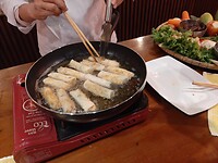 Hoi An, cooking class, frying the springrolls
