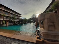 Zwembad bij Hotel last night