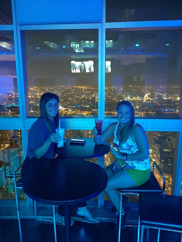 Baiyoke sky rooftop bar, Singapore Sling cocktail