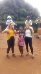 Op bezoek bij een van de sisters van het weeshuis en haar familie