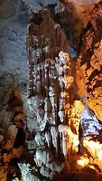 Een grot in Halong Bay. Vrij lelijk. Alsof je in de wachtrij staat voor een achtbaan in de Efteling