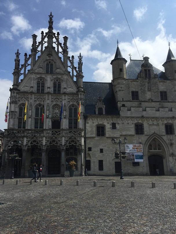 Op grote markt van Mechelen.