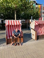 Geen strand, wel strandstoelen in Emmerich am Rhein.