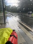 Gelukkig zijn er bushokjes om te schuilen bij (te) harde regen.