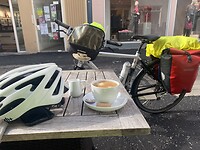 Café crème, in het zonnetje. Duurde niet lang voor de regen daar was.