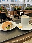 Cappuccino (XL) met broodje als middageten.