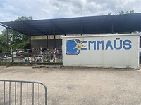 Emmaus, staat hier voor tweedehandswinkel. Druk bezocht hier.