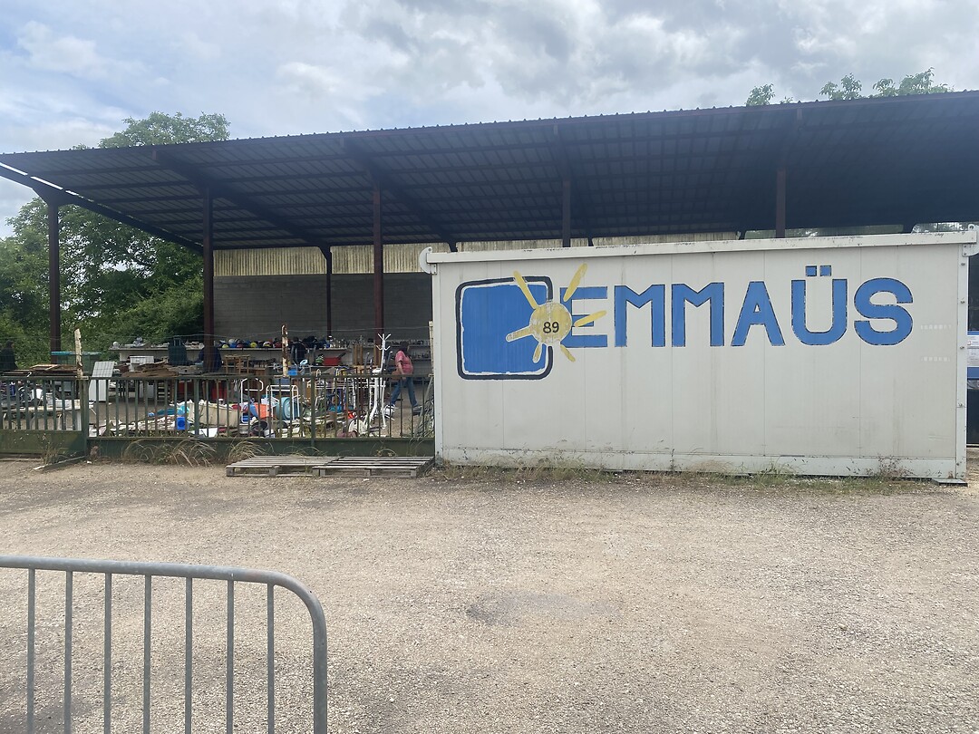 Emmaus, staat hier voor tweedehandswinkel. Druk bezocht hier.