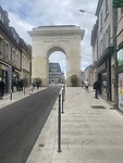 Ook in Nevers staat een Arc. La porte de Paris hier genoemd.