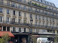 Mooie Haussmann traliehekwerk-terrassen aan Gare du Nord in Parijs.