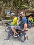 Met de brommer naar een waterval