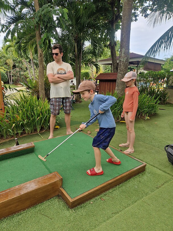 Len wou ook hier perse nog eens mini golfen