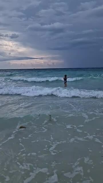 Dansen zingen en springen in de golven 🌊