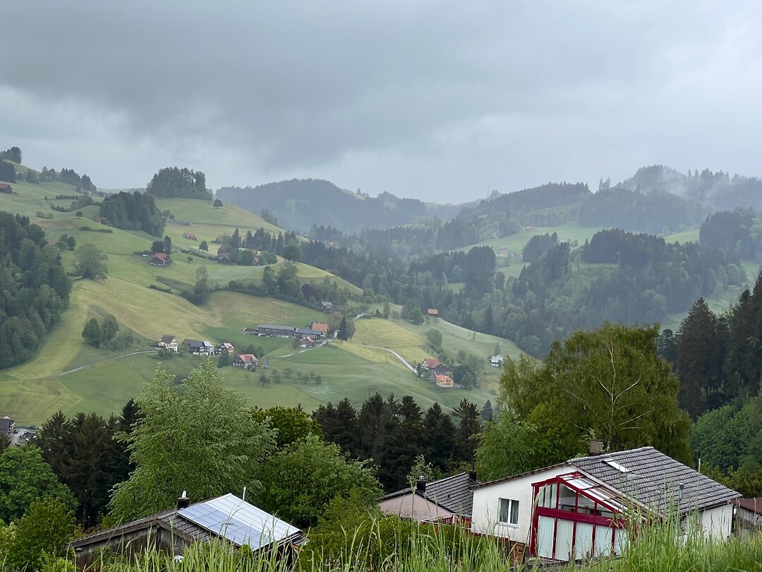 Uitzicht met regen in de verte.