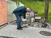 Voor de foto haalt Jan even een bord weg!