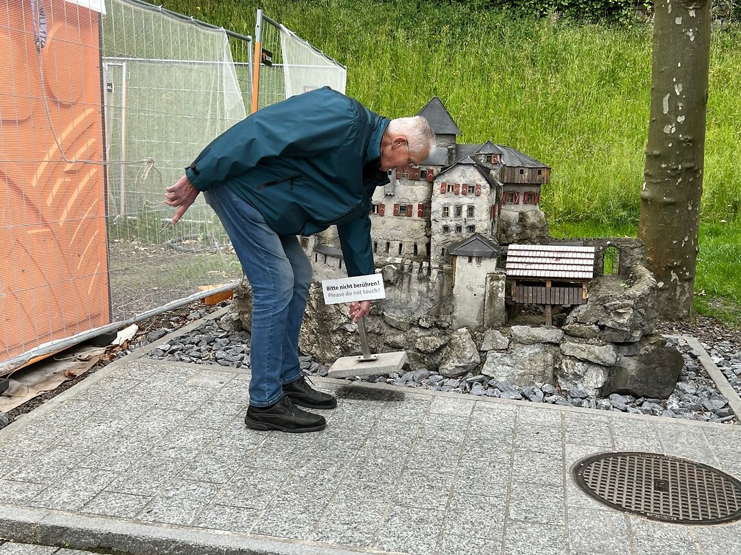 Voor de foto haalt Jan even een bord weg!
