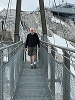 Jan op de hangbrug.