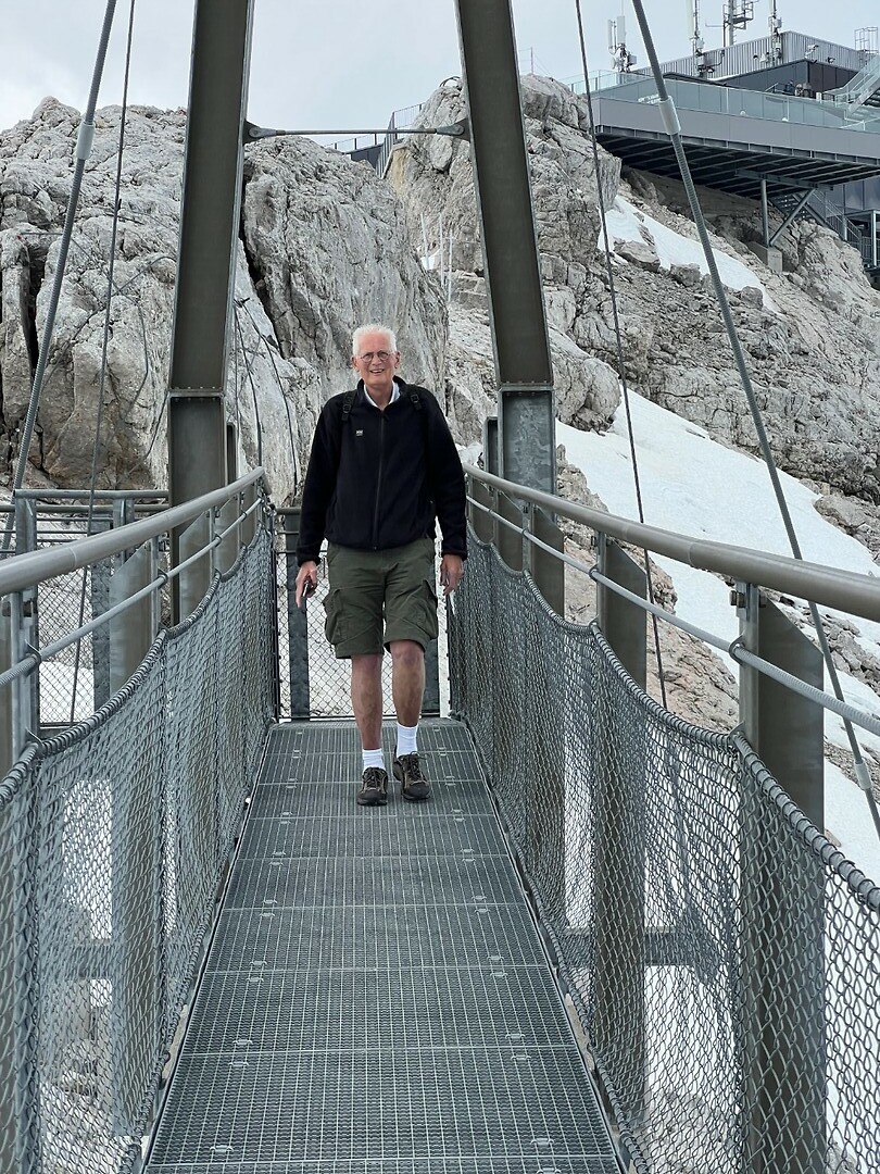 Jan op de hangbrug.