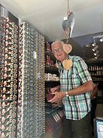 Jan in een souvenierswinkel.