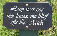 Bordje langs de weg.