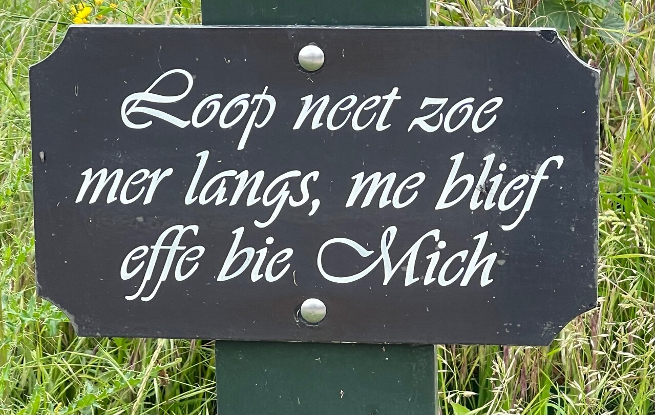 Bordje langs de weg.