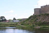 Auf der russischen Seite ist das Ufer der Narva nicht zugänglich