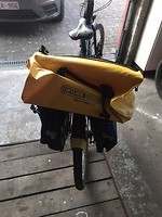 Tassen zIjn binnen back loader geel
