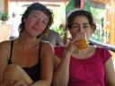 elise&annemiek bij het ontbijt
