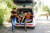 jongeren in vakantiepark arslanbob