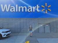 Happy Mieke bij de Walmart