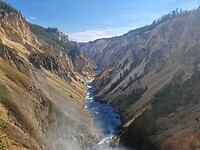Uitzicht in de canyon naast de waterval